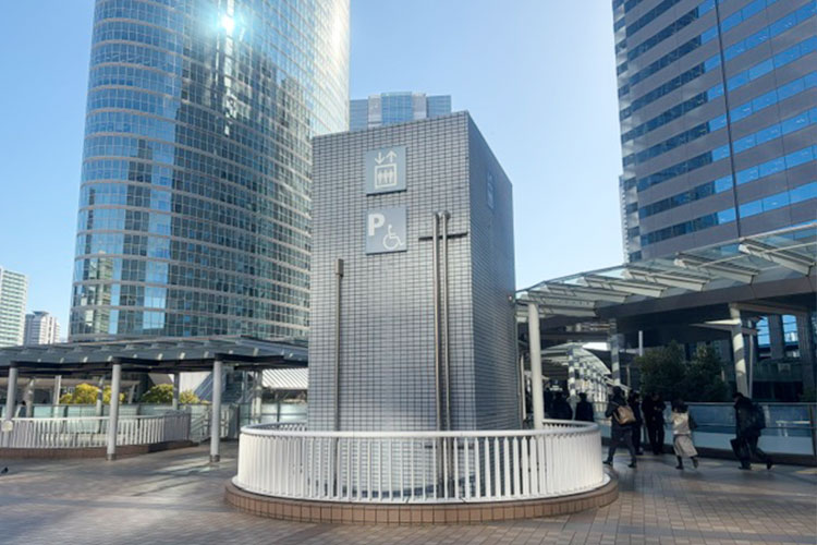 階段を降りずに右にお進みいただくとエレベーターもございます。